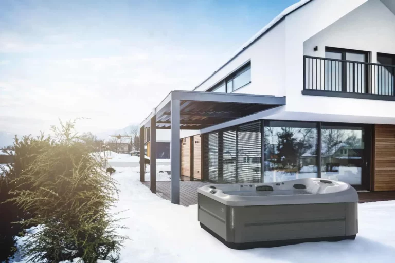 jacuzzi J-495 in snow with lounge seat