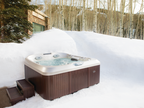 winter-jacuzzi-hot-tub-with-steps_